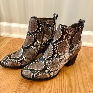 Blondo Snakeskin Pattern Ankle Booties —EUC — Sz 9